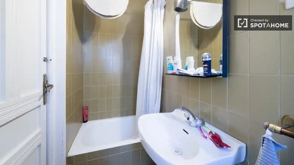 Bathroom of Flat for rent in Madrid  with Air Conditioner, Heating and Furnished