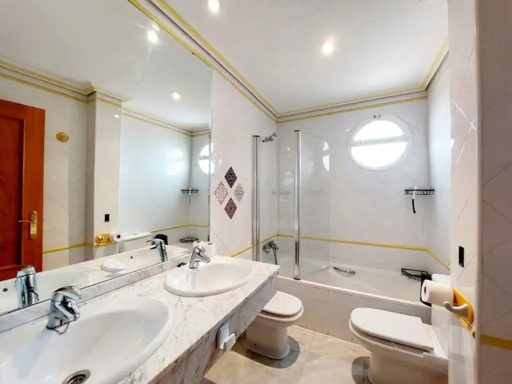 Bathroom of Apartments for sale in Badajoz