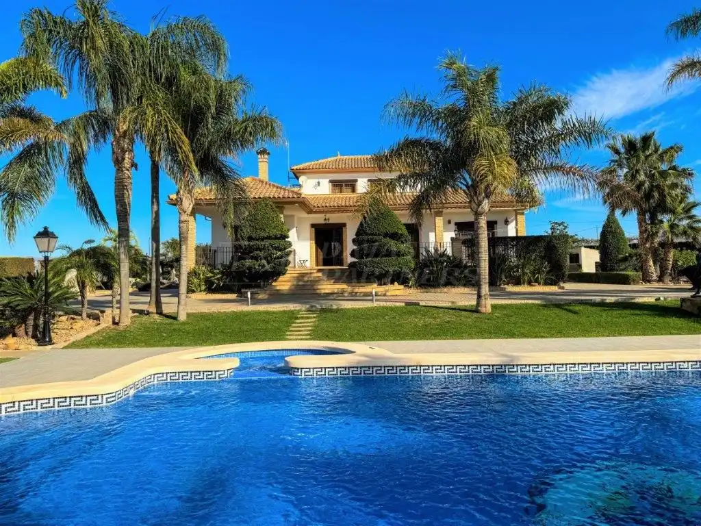 Vista exterior de Casa o xalet en venda en Orihuela amb Aire condicionat, Jardí privat i Traster