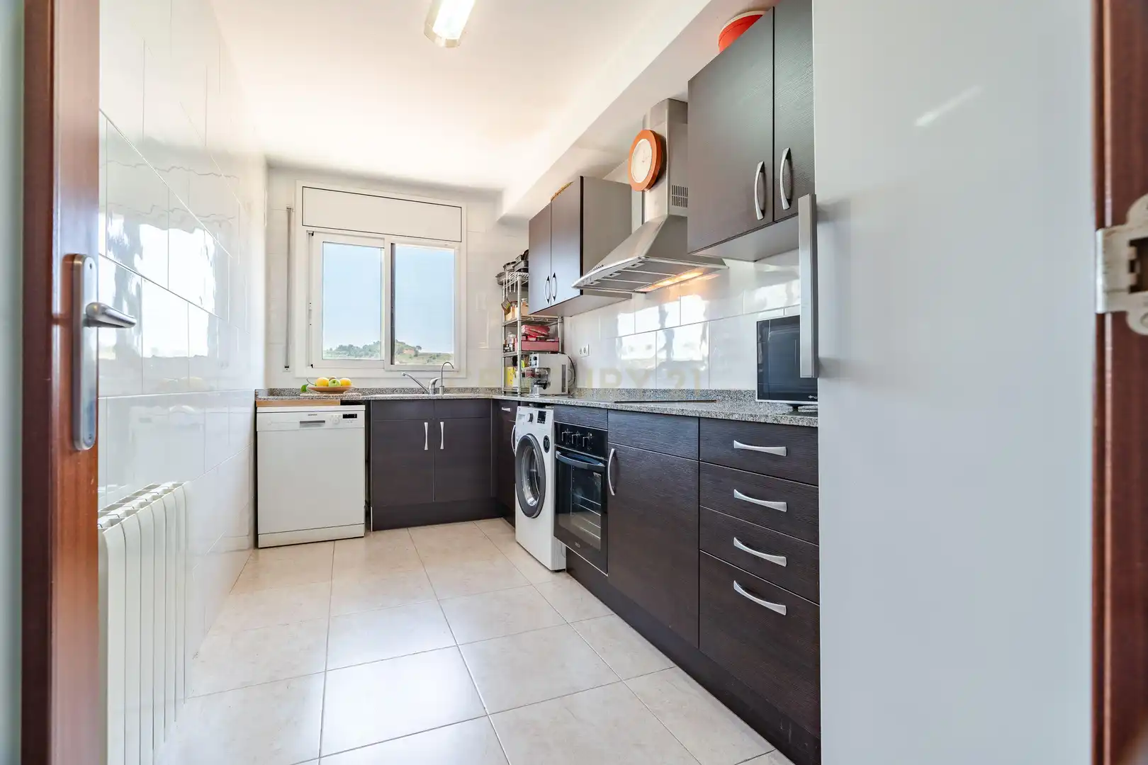 Küche von Einfamilien-Reihenhaus zum Verkauf in Vila-rodona mit Privatgarten und Ofen