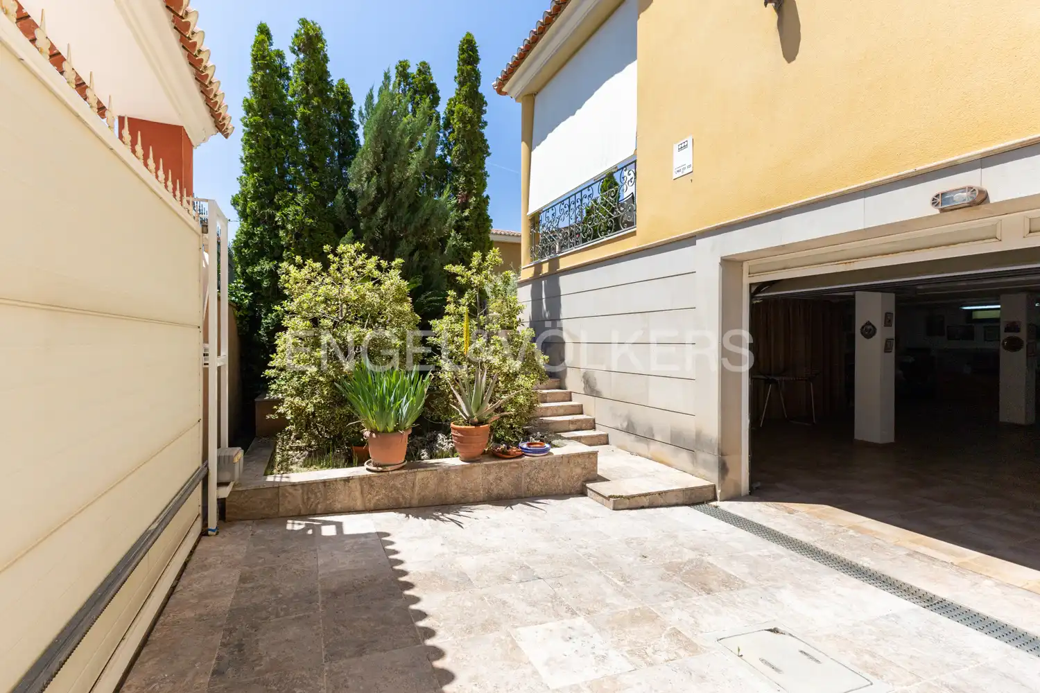Vista exterior de Finca rústica en venda en Viver amb Aire condicionat, Calefacció i Jardí privat