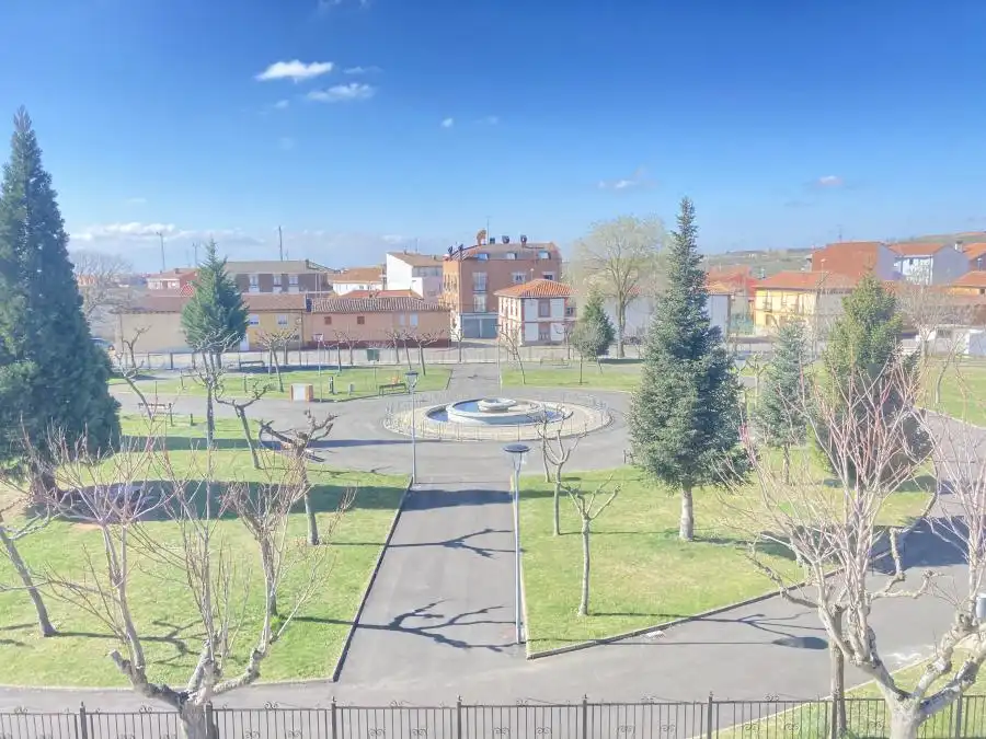 Vista exterior de Dúplex en venta en Villaquilambre con Calefacción, Trastero y Horno