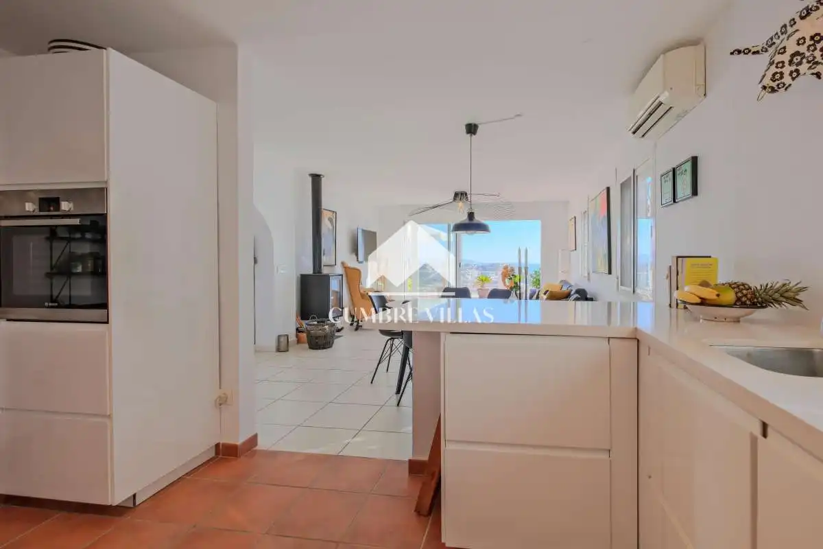 Cuina de Casa o xalet en venda en Almuñécar amb Jardí privat, Terrassa i Traster
