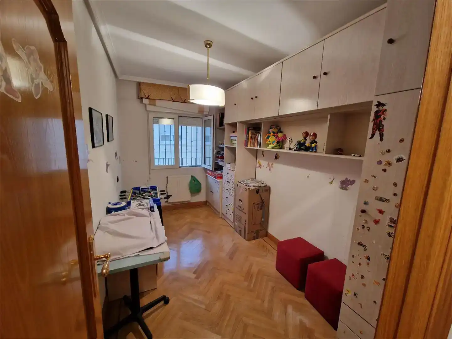 Dormitori de Pis en venda en Huete amb Parquet, Moblat i Balcó