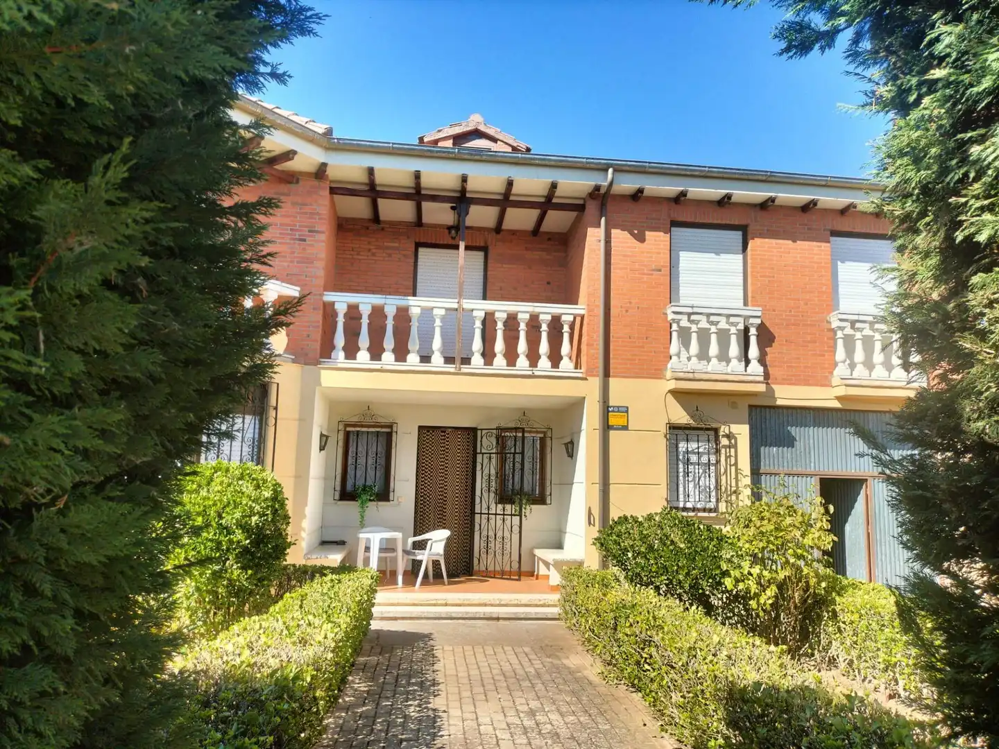 Vista exterior de Casa o xalet en venda en Melgar de Fernamental amb Calefacció, Jardí privat i Terrassa