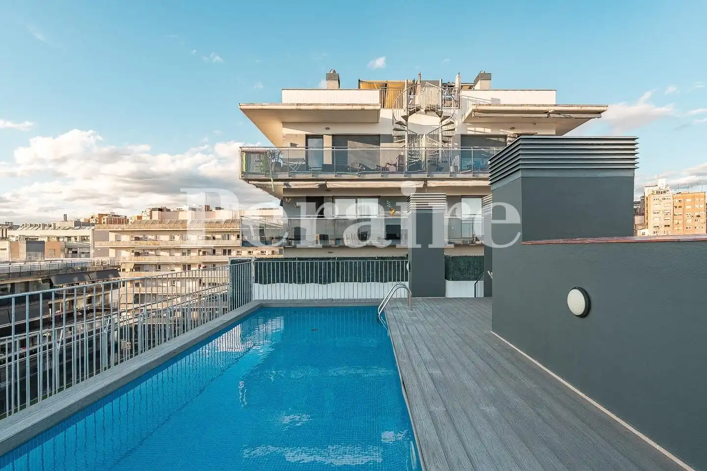 Piscina de Ático en venta en L'Hospitalet de Llobregat con Aire acondicionado, Calefacción y Terraza