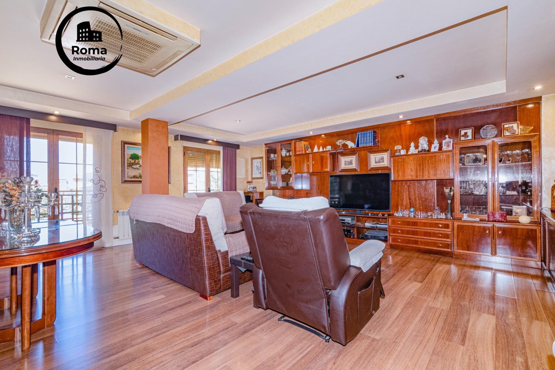 Sala d'estar de Casa adosada en venda en  Granada Capital amb Aire condicionat, Terrassa i Moblat