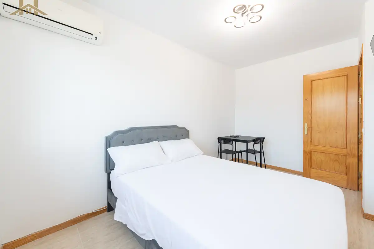 Habitación de Casa adosada en venta en Loeches con Aire acondicionado, Calefacción y Jardín privado