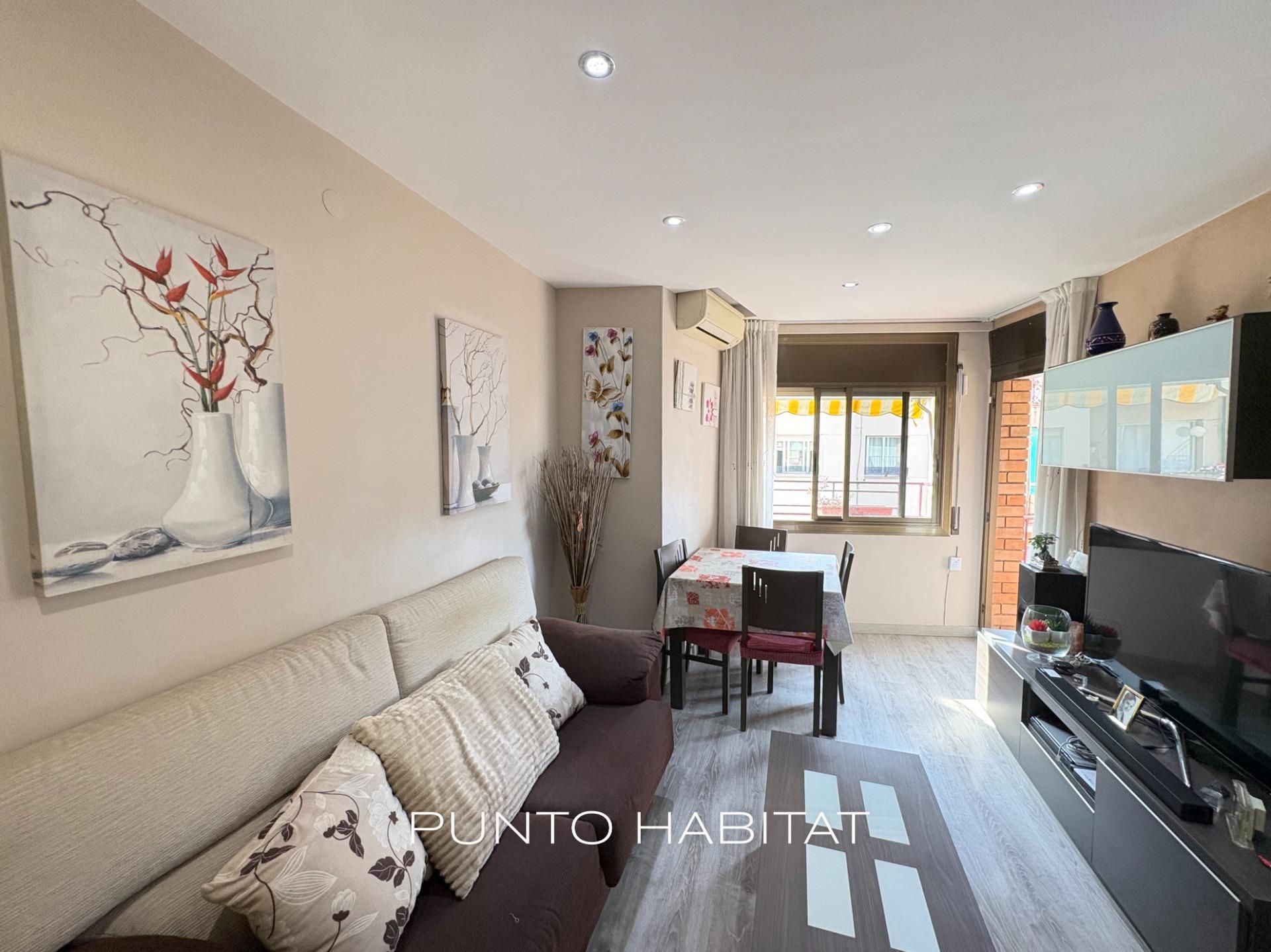 Living room of Flat for sale in  Barcelona Capital  with Air Conditioner and Balcony