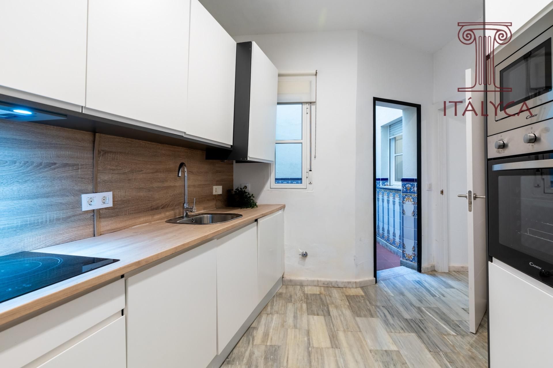 Kitchen of Flat for sale in  Sevilla Capital  with Air Conditioner, Furnished and Alarm