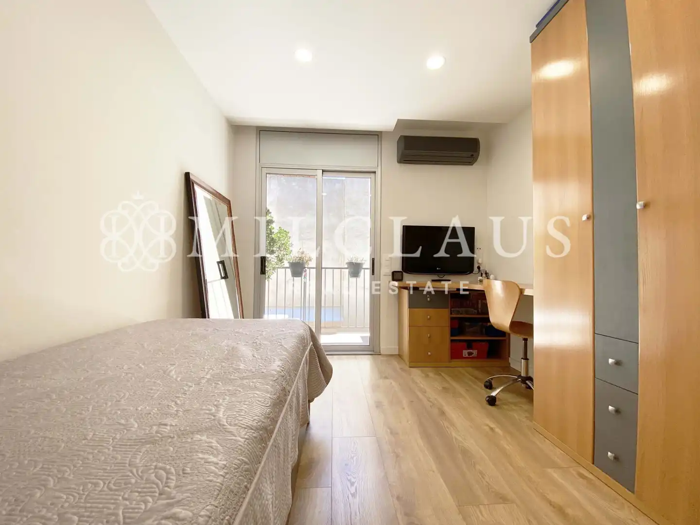 Schlafzimmer von Einfamilien-Reihenhaus zum Verkauf in L'Hospitalet de Llobregat mit Klimaanlage, Heizung und Parkett
