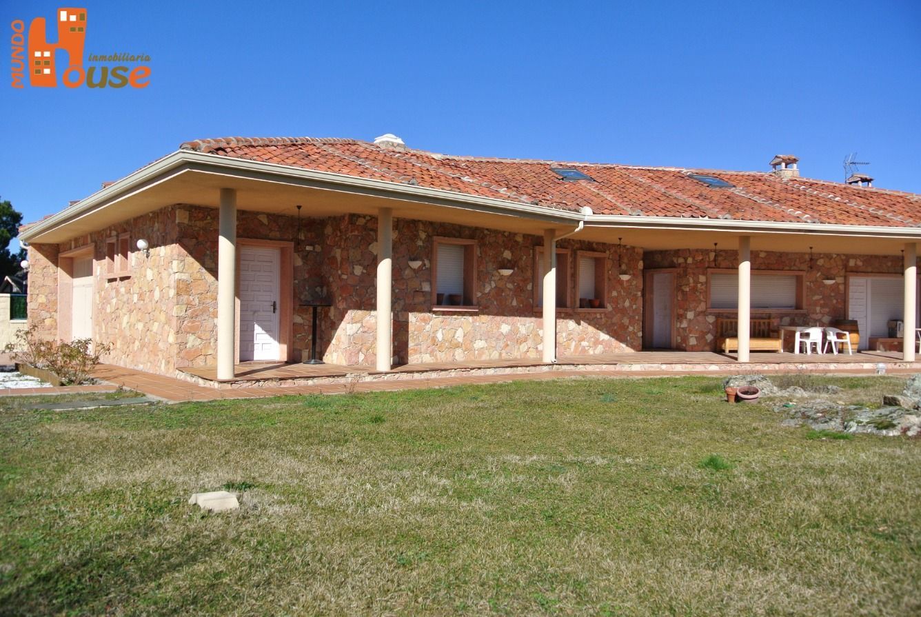 Exterior view of House or chalet for sale in Palazuelos de Eresma  with Private garden, Terrace and Swimming Pool