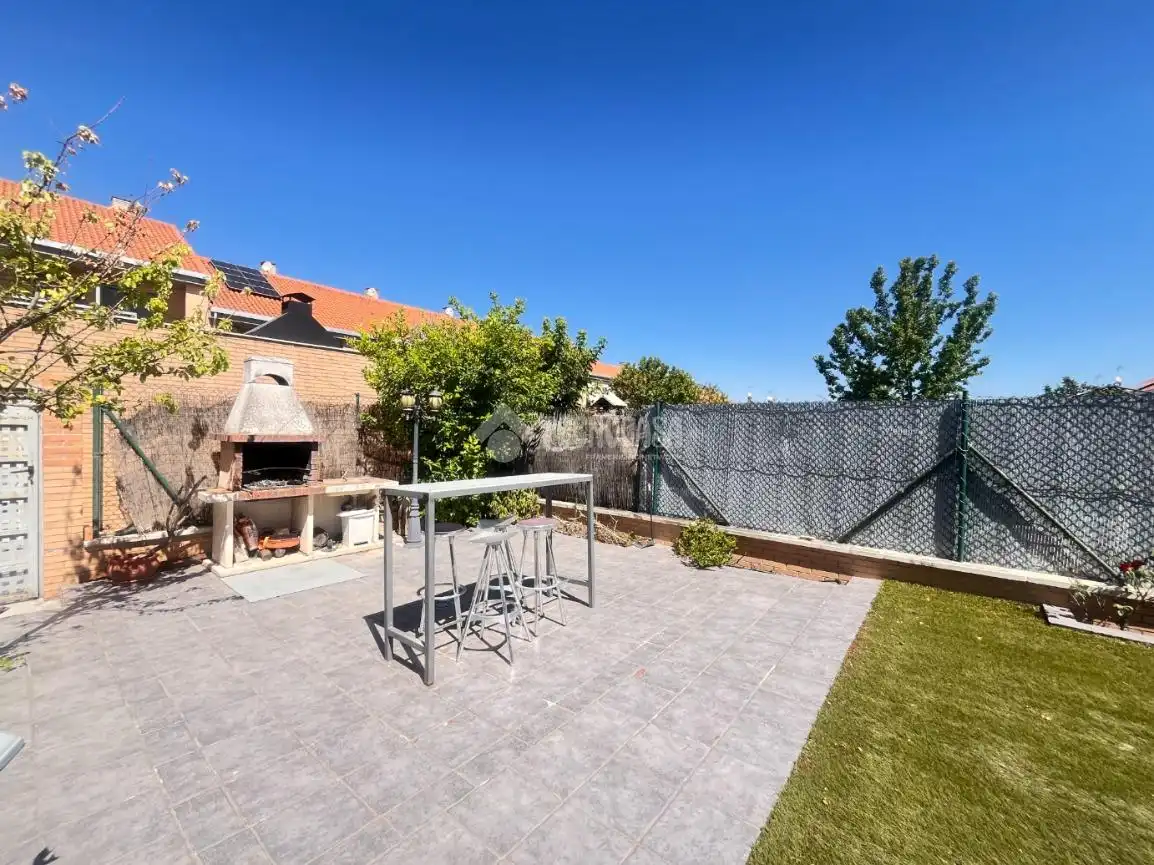 Casa aparellada amb piscina en venda a La Dehesa - El Pinar, imagen 9