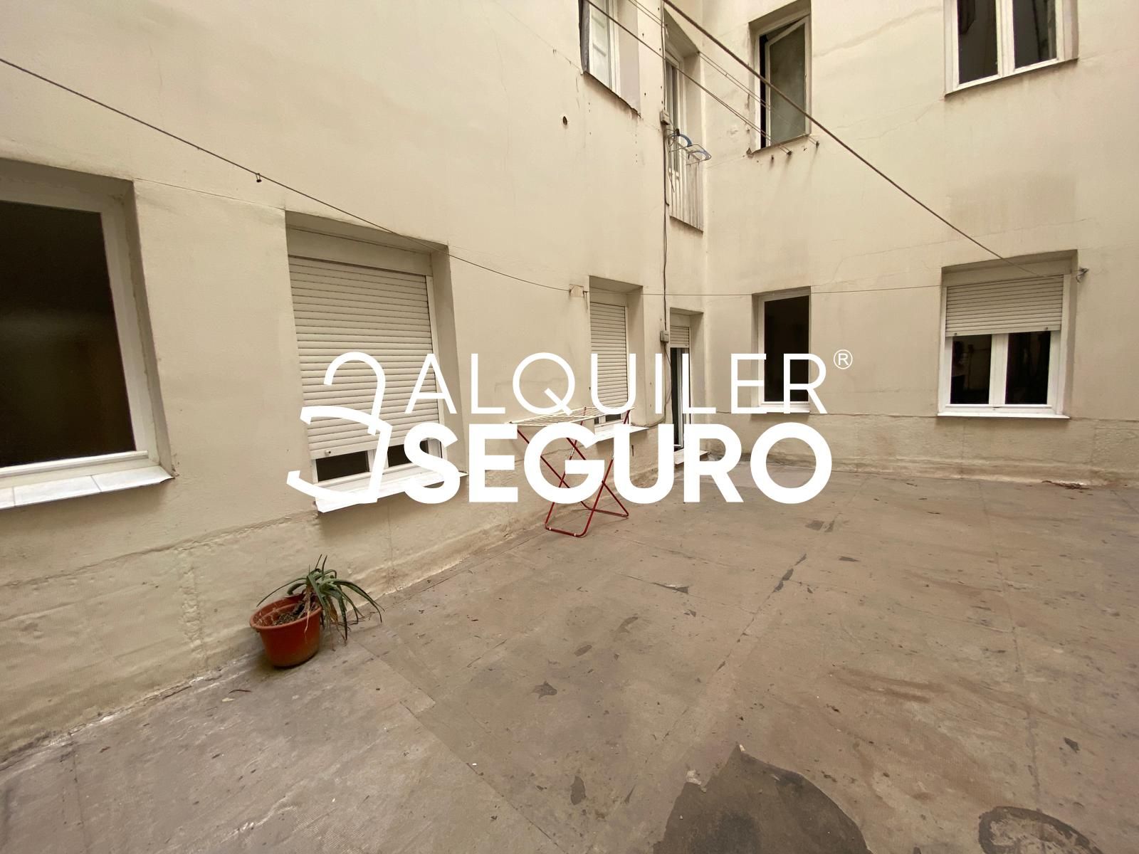Exterior view of Flat to rent in  Madrid Capital  with Heating and Terrace
