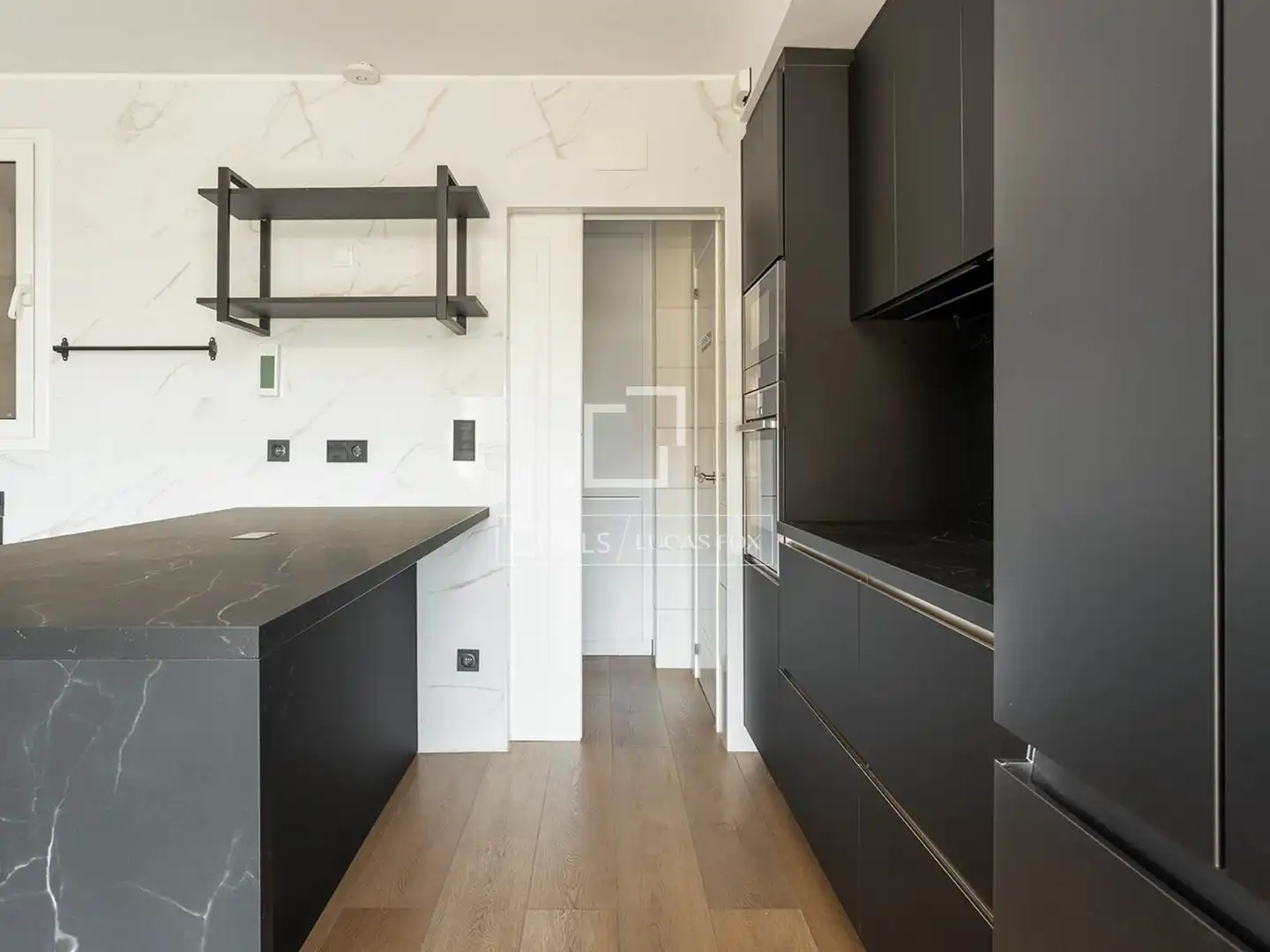 Cuina de Pis en venda en Barcelona amb Aire condicionat, Terrassa i Balcó