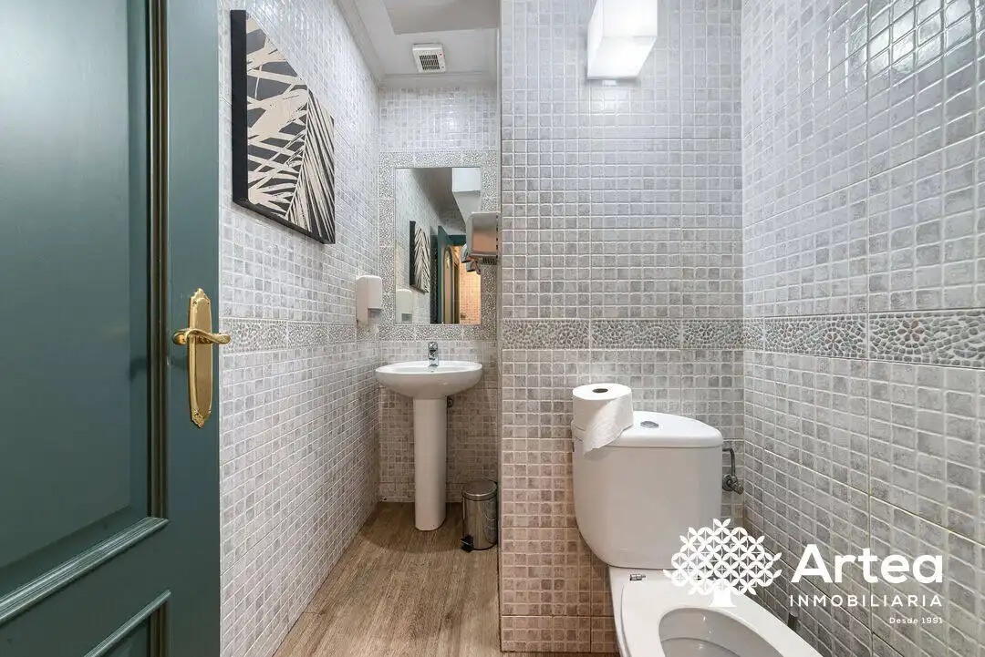 Badezimmer von Geschaftsraum zur Miete in Bilbao  mit Klimaanlage und Möbliert