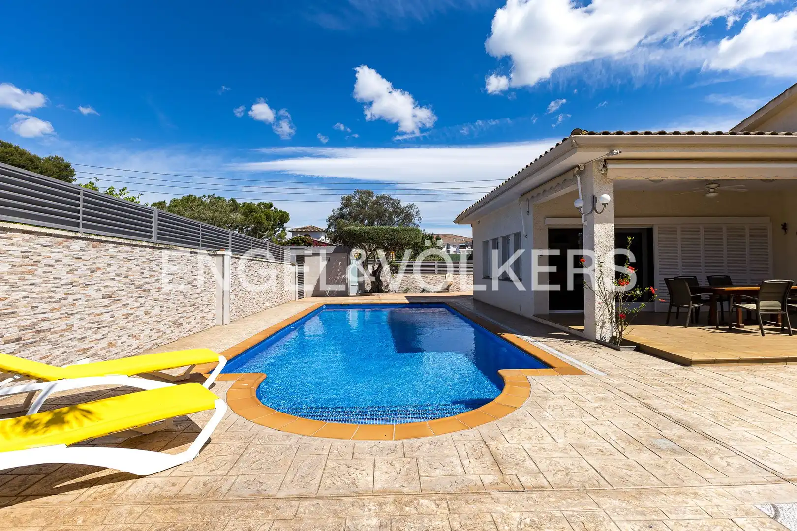 Swimming pool of Houses for sale in Roda de Berà  with Air Conditioner, Heating and Private garden