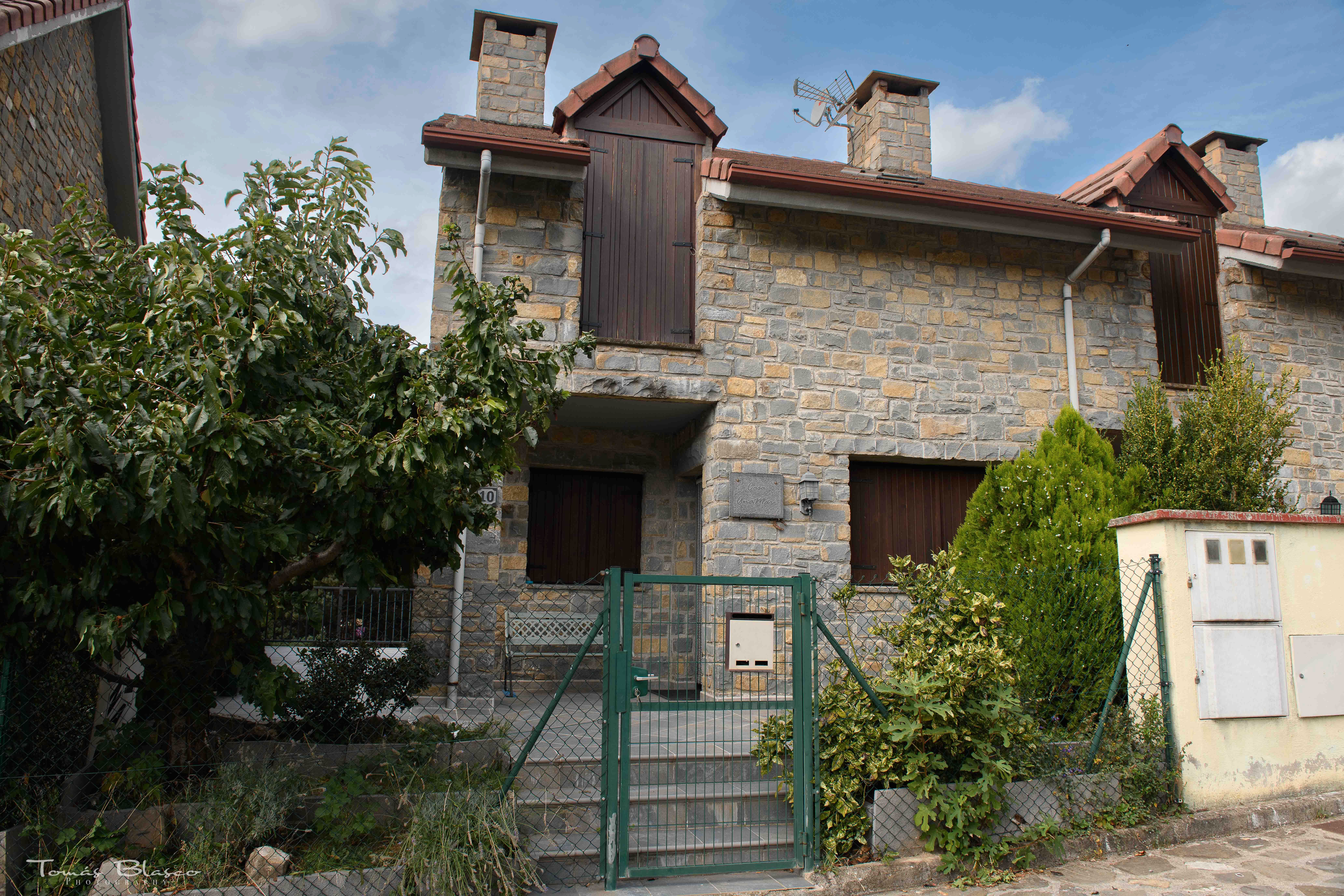 Exterior view of Single-family semi-detached for sale in Valle de Hecho  with Terrace and Furnished