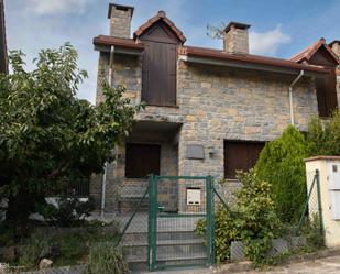 Exterior view of Single-family semi-detached for sale in Valle de Hecho  with Terrace and Furnished