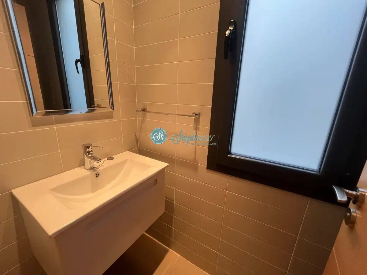 Bathroom of Flat for sale in Segovia  with Heating and Storage room