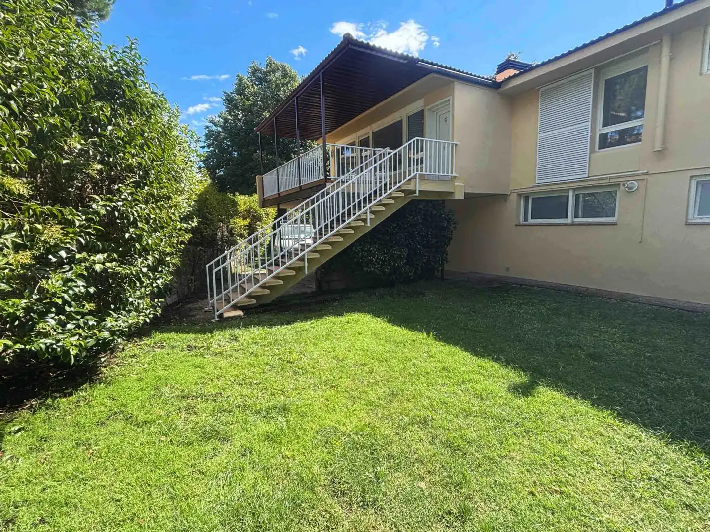 Casa aparellada amb piscina de lloguer a Paseo de los Parques 27