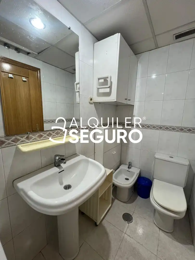 Baño de Piso de alquiler en Madrid con Aire acondicionado