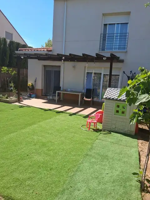 Terrasse von Einfamilien-Reihenhaus zum Verkauf in Uceda mit Heizung, Privatgarten und Abstellraum
