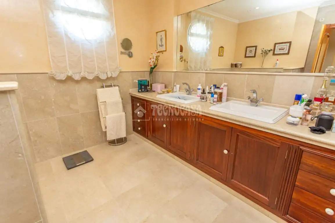Bathroom of Houses for sale in Algeciras  with Air Conditioner and Swimming Pool