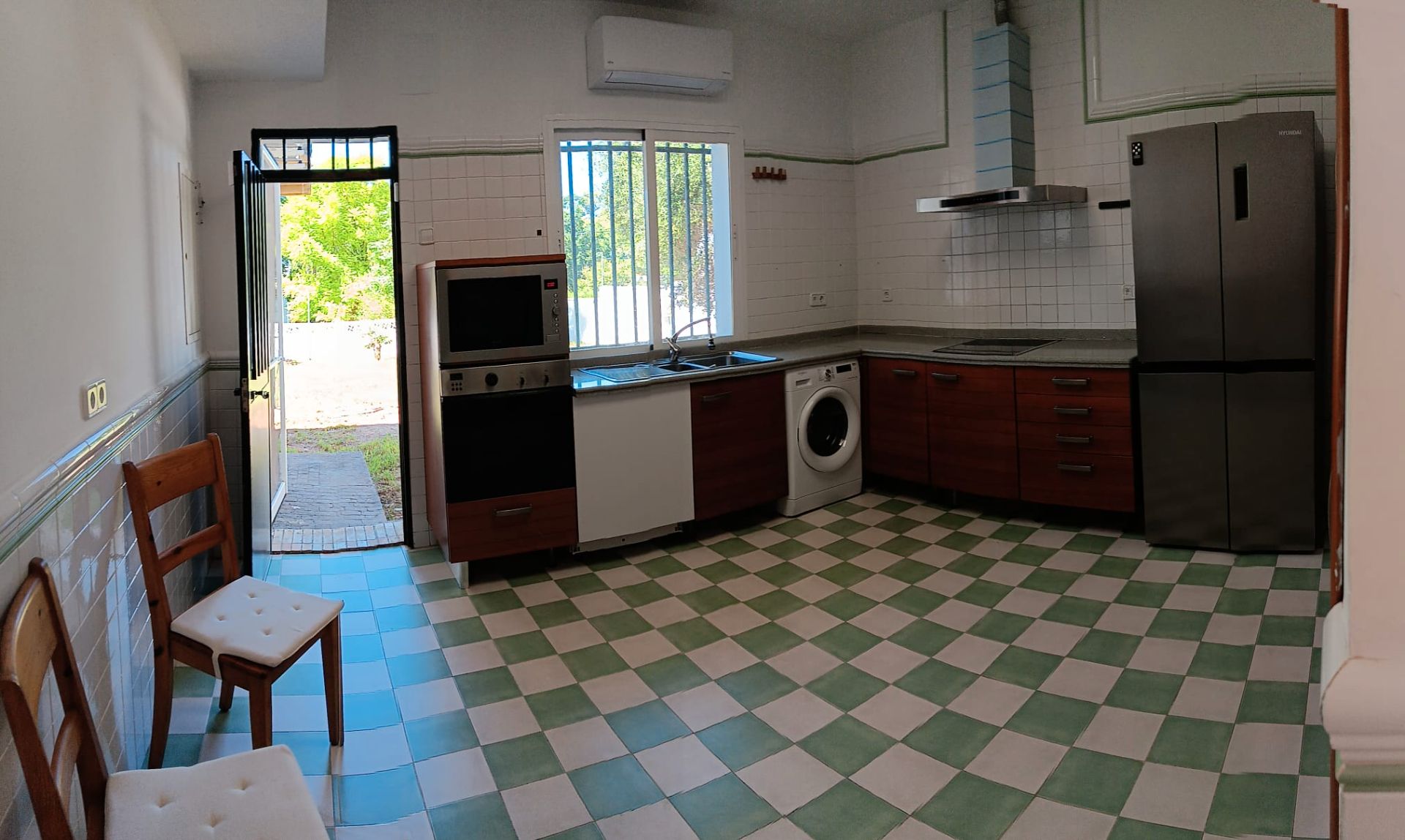 Cuina de Casa o xalet de lloguer en Sanlúcar la Mayor amb Aire condicionat, Jardí privat i Traster