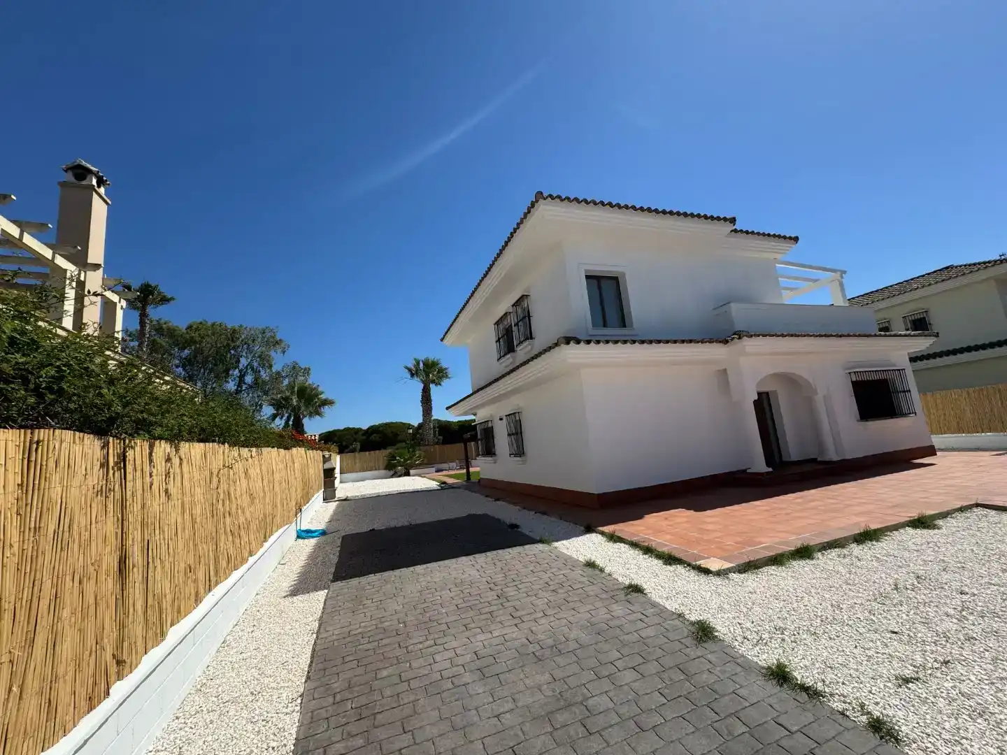 Vista exterior de Casa o xalet en venda en Conil de la Frontera amb Piscina i Balcó