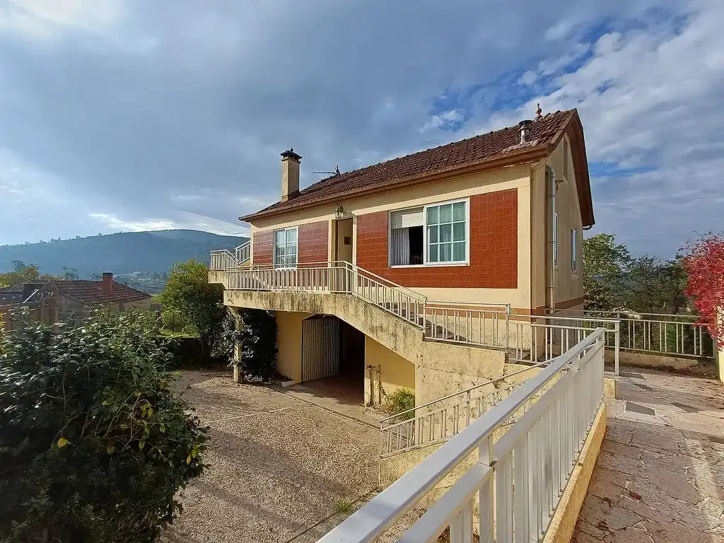 Vista exterior de Casa o xalet en venda en Mondariz amb Calefacció, Jardí privat i Parquet
