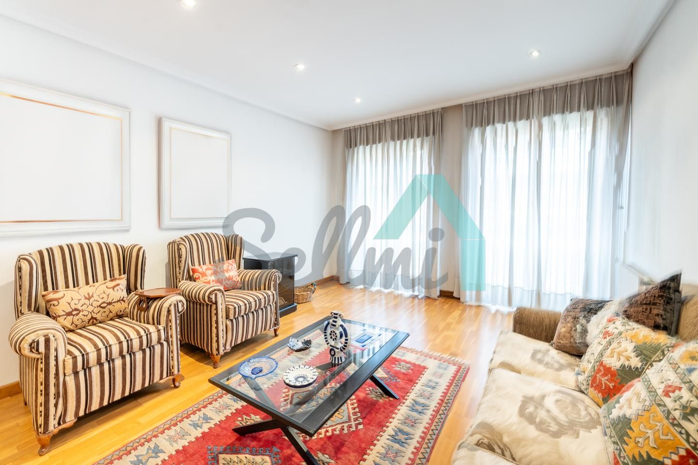 Sala d'estar de Pis en venda en Oviedo  amb Calefacció, Parquet i Terrassa