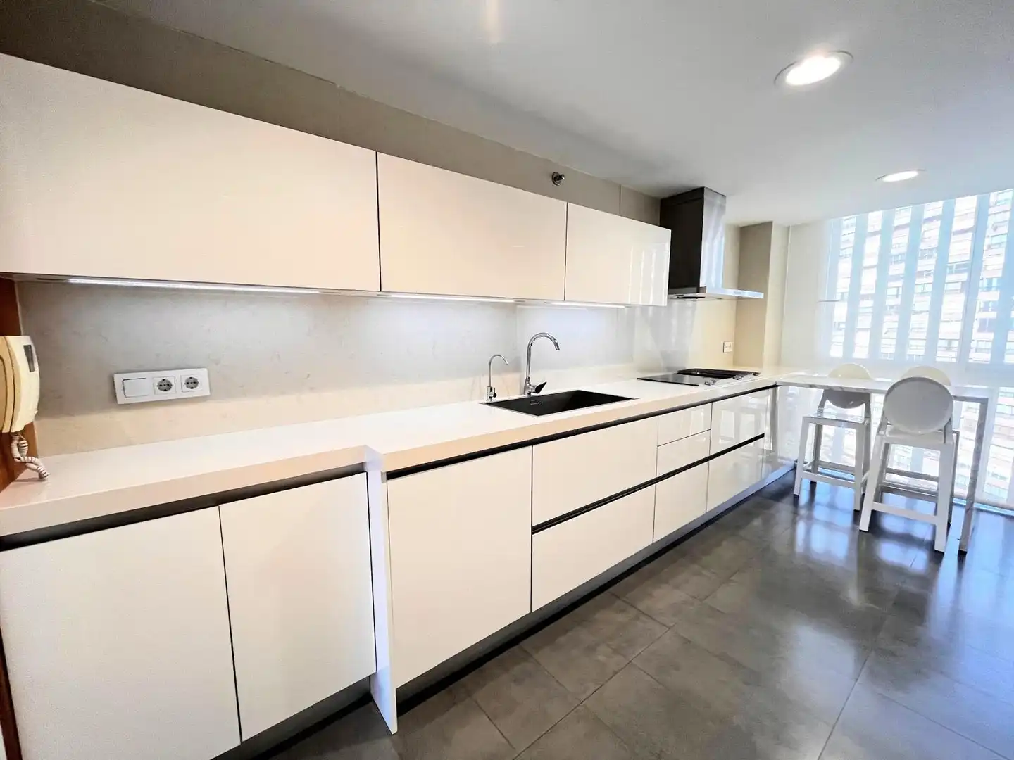Cocina de Piso de alquiler en Benidorm con Aire acondicionado, Calefacción y Jardín privado