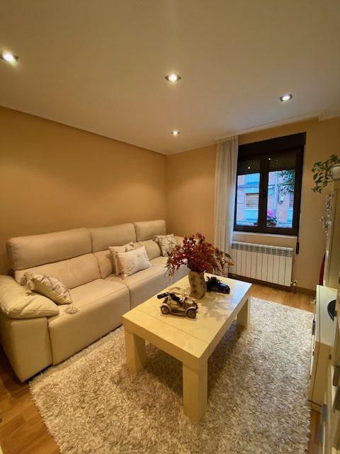 Sala d'estar de Pis en venda en Mieres (Asturias) amb Calefacció, Traster i Moblat