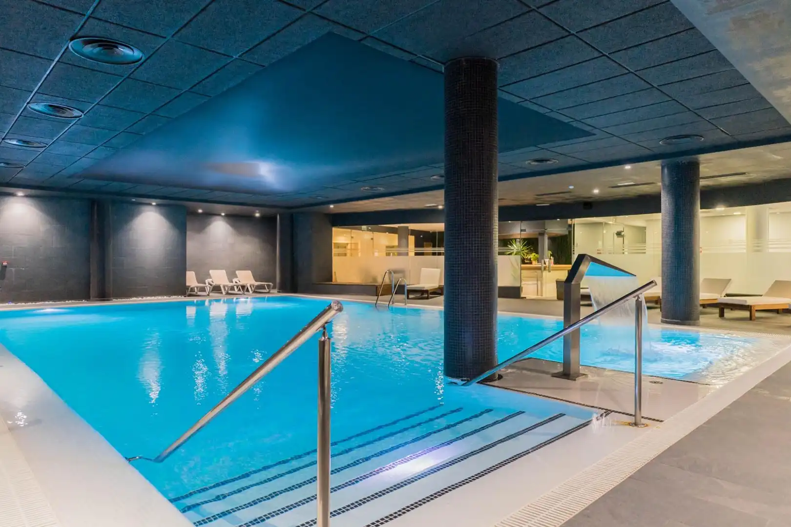 Swimming pool of Flat for sale in Benahavís  with Air Conditioner, Heating and Private garden