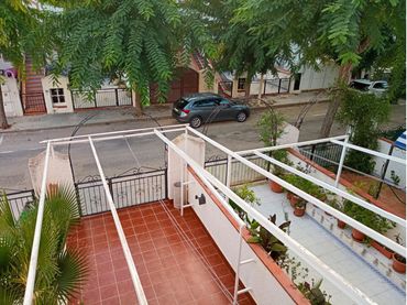 Adossat amb balcó en venda a Calle Río Eo