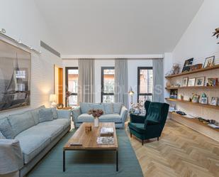 Living room of Single-family semi-detached to rent in  Barcelona Capital  with Heating, Parquet flooring and Furnished