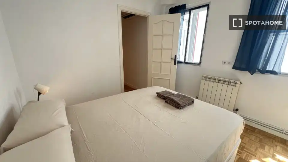 Bedroom of Flat for rent in Madrid  with Air Conditioner, Heating and Furnished