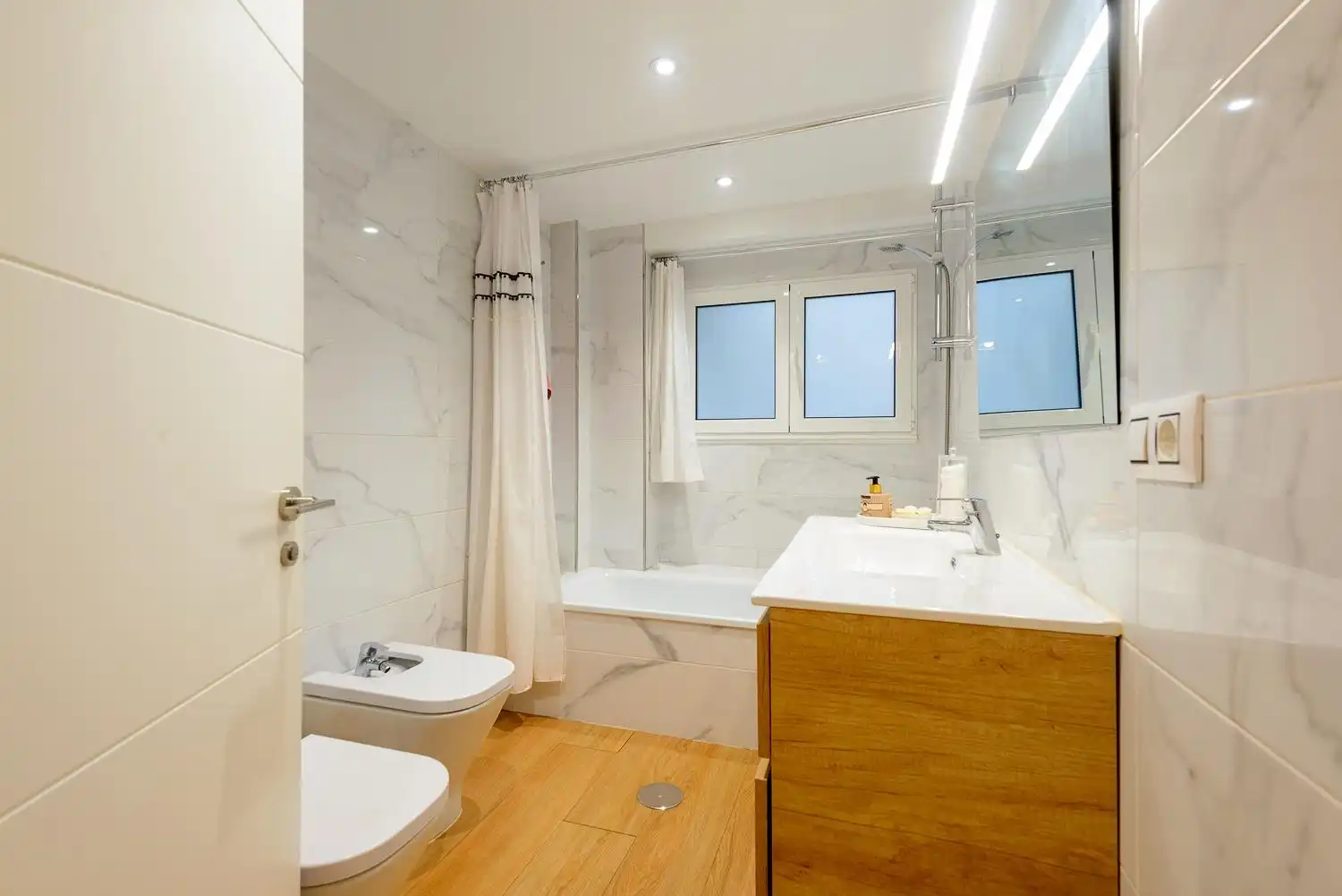 Baño de Piso en venta en Oviedo  con Calefacción y Parquet