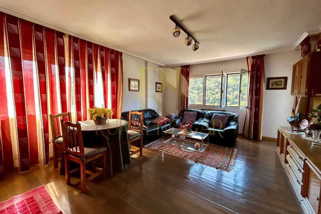 Sala d'estar de Casa o xalet en venda en Torre del Bierzo amb Terrassa i Moblat