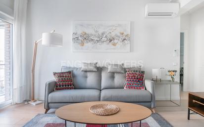 Sala d'estar de Apartament en venda en  Madrid Capital amb Aire condicionat i Balcó