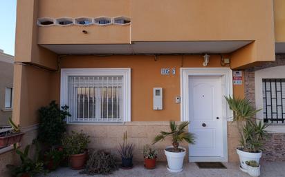 Außenansicht von Einfamilien-Reihenhaus zum verkauf in Adra mit Klimaanlage, Terrasse und Balkon