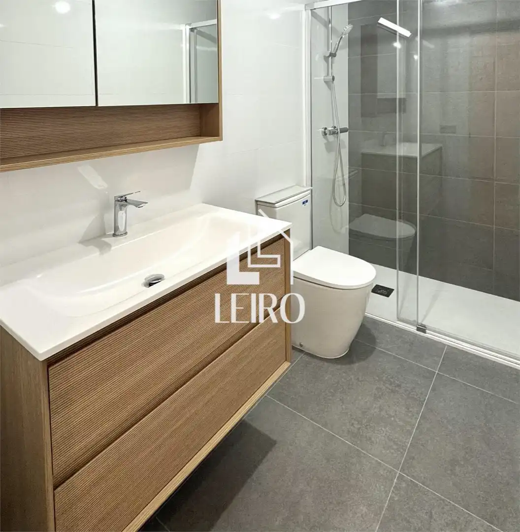 Baño de Apartamento en venta en Vilagarcía de Arousa con Calefacción, Terraza y Trastero