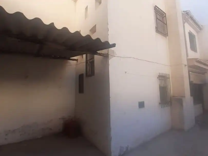 Vista exterior de Casa o xalet en venda en Baza amb Terrassa i Balcó