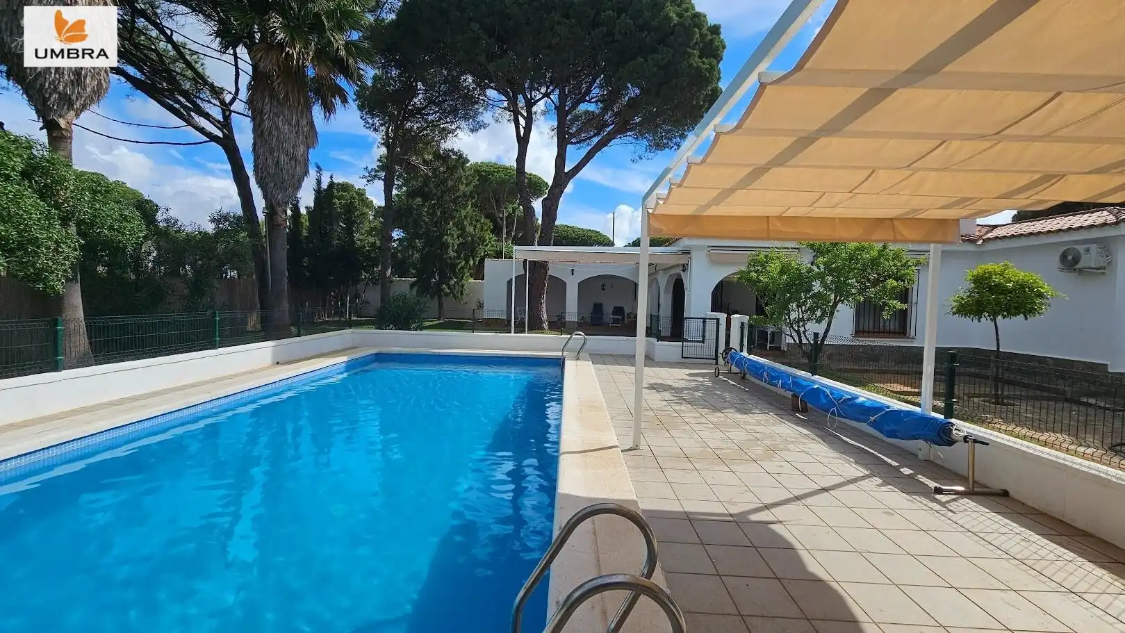 Piscina de Casa o xalet en venda en Chiclana de la Frontera amb Aire condicionat, Calefacció i Jardí privat