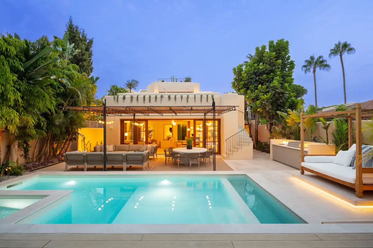 House with pool for sale in Marbella Centro