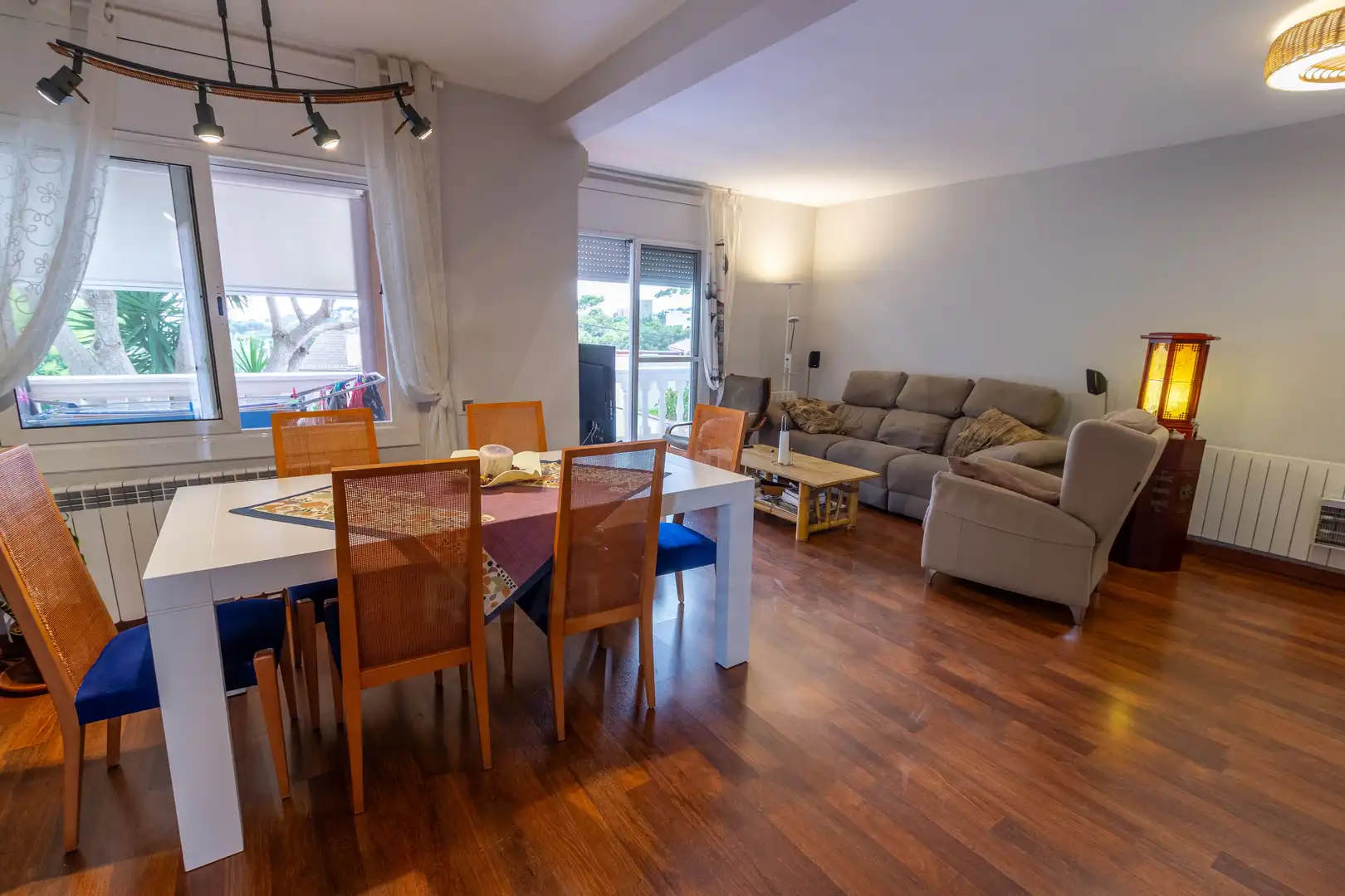 Sala de estar de Casa adosada en venta en Castelldefels con Aire acondicionado, Calefacción y Terraza