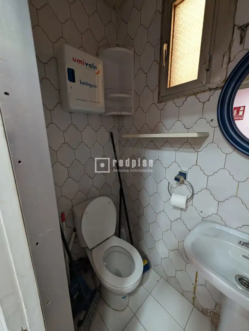 Bany de Local de lloguer en Madrid amb Aire condicionat, Terrassa i Alarma