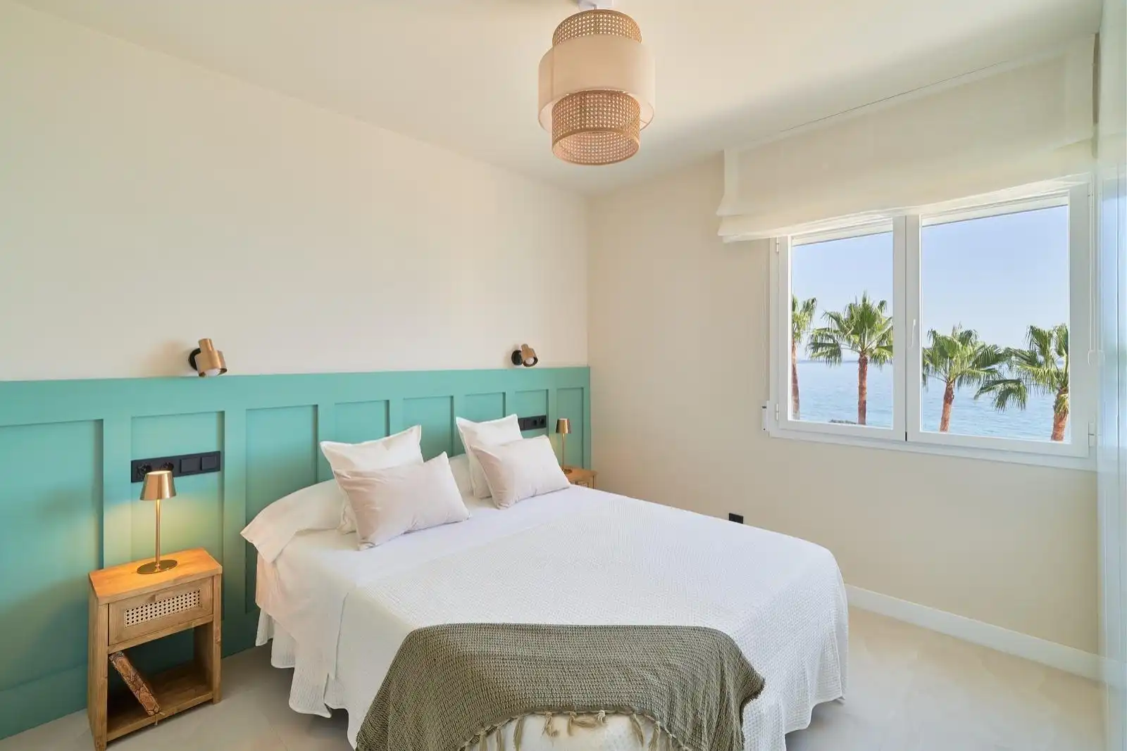 Dormitori de Apartament de lloguer en Benalmádena amb Aire condicionat, Terrassa i Moblat