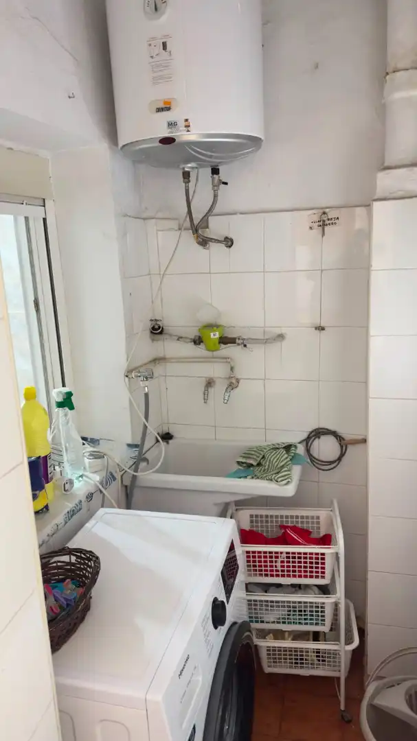 Badezimmer von Wohnung zur Miete in Granada mit Waschmaschine